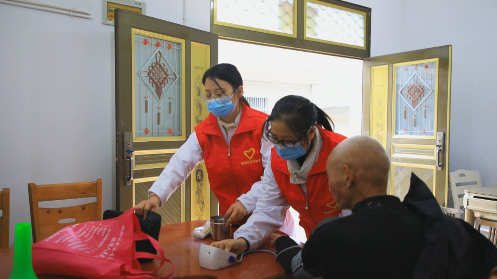 图为龙眠街道南演社区志愿者正在为社区老人开展义诊服务.jpg