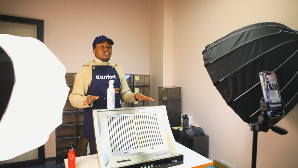 /uploads/image/2024/12/10/466638dcd1bc3a19c14231e5a55600f4.jpg 图为桐城跨境电商产业园里主播们正在直播带货的外籍主播.jpg