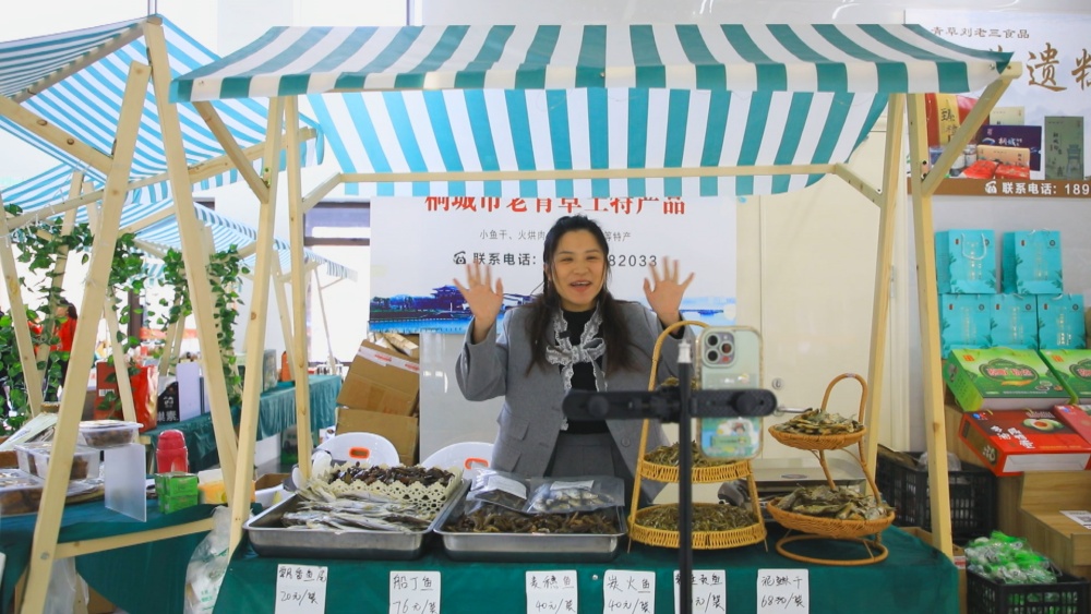 /uploads/image/2024/12/10/fc215ac4bde3f6a7b05a166bf24a2551.jpg 图为聂淑晴正在六尺巷游客集散中心直播推荐自家农特产品.jpg