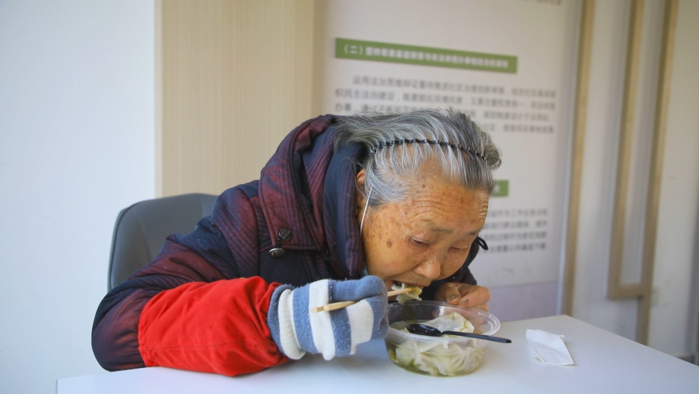 图为社区老人正在空调房里享受暖意融融的饺子.jpg
