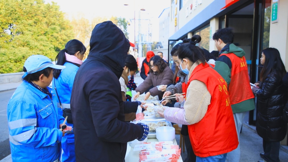 图为龙眠街道沿河社区“饺香迎冬至 温情暖寒冬”主题活动现场1.jpg