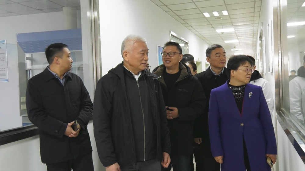 /uploads/image/2024/12/26/790af0625ffaae4d1280b6950129fd4a.jpg 图为调研组一行在国家高分子材料质量检验检测中心(安徽)调研1。.jpg