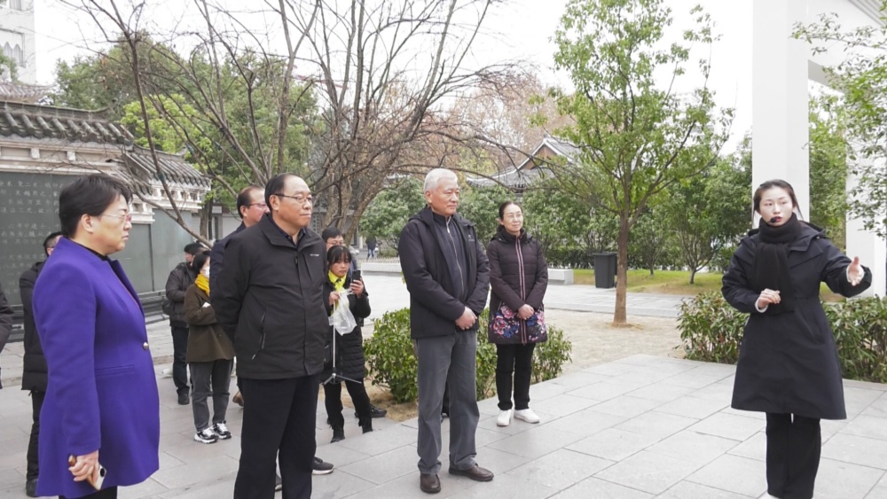 /uploads/image/2024/12/26/d355db9ef8bf539209c79d94bbd1b251.jpg 图为调研组在桐城六尺巷调研。.jpg