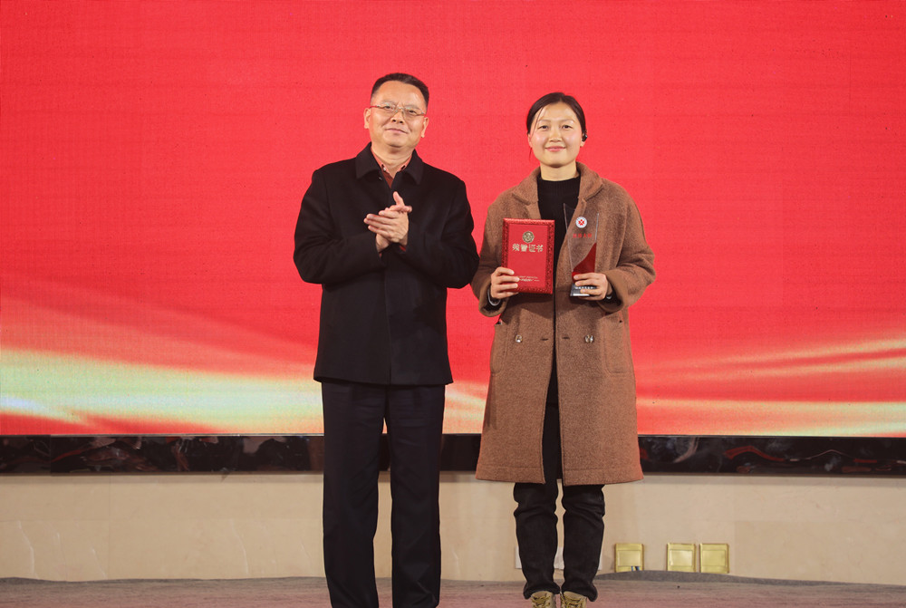 3慈善晚会蔡婷婷颁奖 (2)_副本.jpg