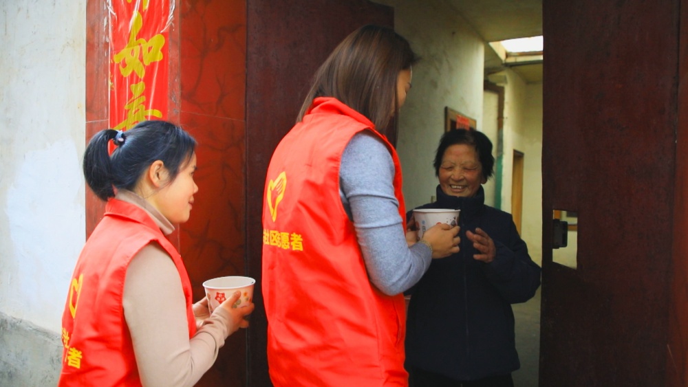 /uploads/image/2025/01/07/fc5871a072eaa08cc1163291ae25f74e.jpg 图为社区志愿者为辖区老人送上腊八粥.jpg