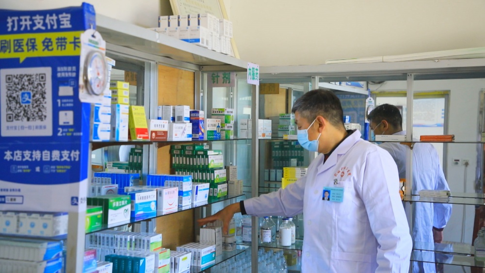 /uploads/image/2025/01/07/cdcdce8cecd706616b30c199b64f2271.jpg 图为孔城镇复东村村卫生室的药房.jpg