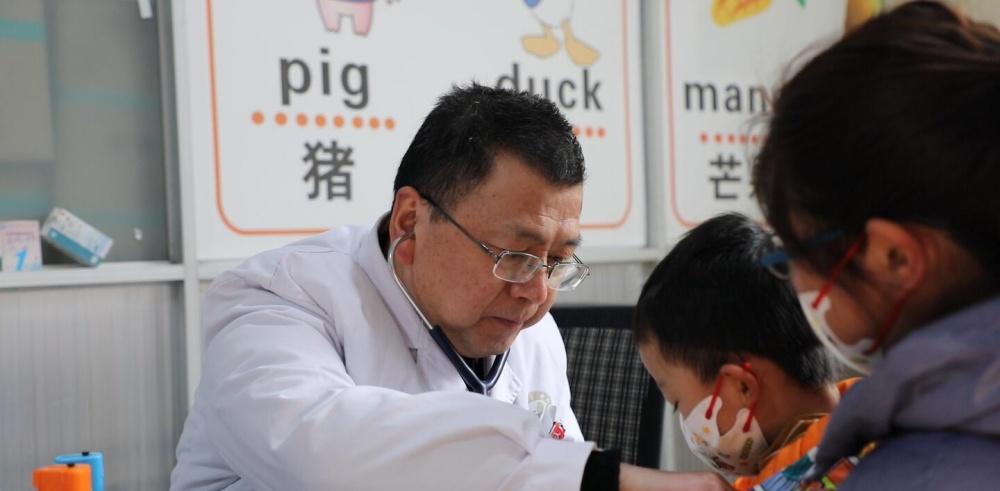 /uploads/image/2025/01/07/6d72f6f45da7c526e9275472910004be.jpg 图为儿科医生就诊.jpg