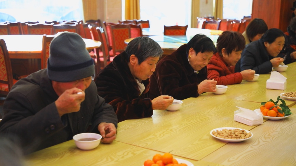 /uploads/image/2025/01/07/999d4a535deb1cfc9b4c3950665f1afc.jpg 图为社区居民正在品尝美味的腊八粥.jpg