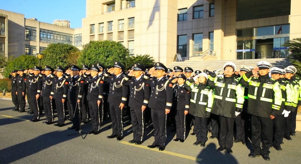 /uploads/image/2025/01/10/05f889c96f1bb5ef90e9e9fa7e559fd4.jpg 图为市公安局庆祝中国人民警察节升警旗仪式现场5.jpg
