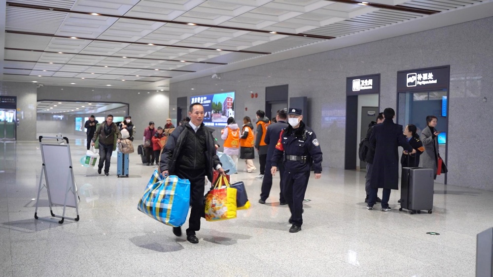 /uploads/image/2025/01/15/0849965f3a6f31af166cb9a444d9ad8f.jpg 春运首日(2).jpg