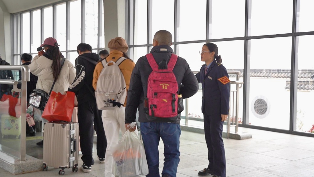 /uploads/image/2025/01/15/adef57323c1733c09b4f2ea840a8ec60.jpg 春运首日(1).jpg