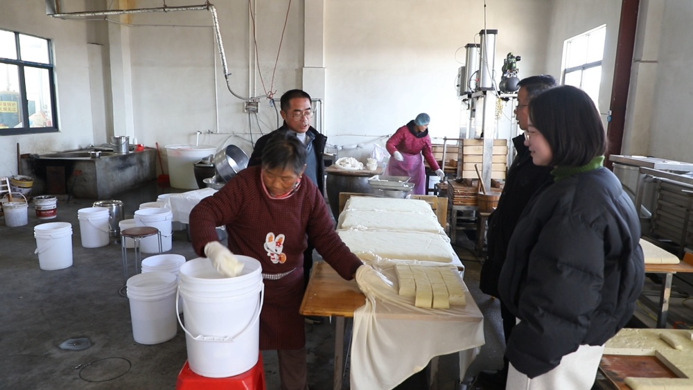 安徽桐城：过年做豆腐，传统年味浓（桐城台[00_10_55][20250117-102121].jpg