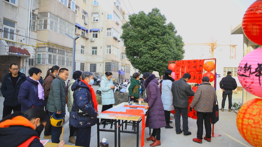 图为龙眠街道南演社区写春联送祝福现场2.jpg