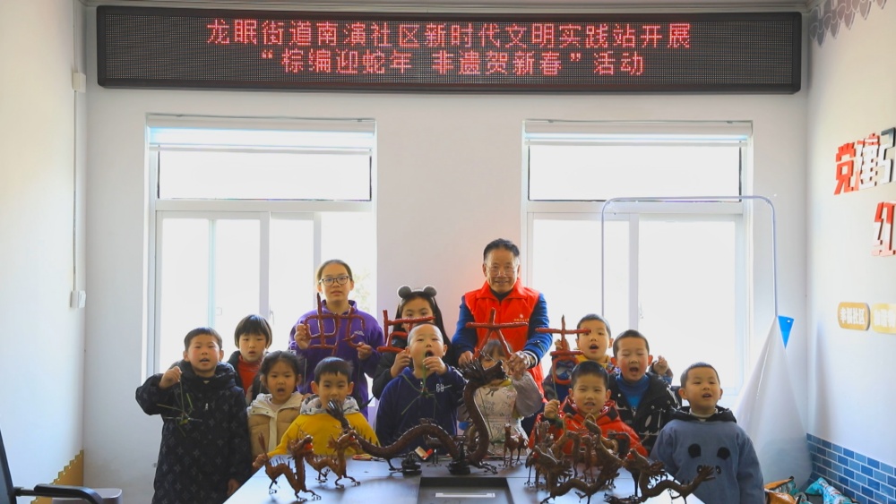 图为龙眠街道南演社区棕编迎蛇年 非遗贺新春活动现场2(1).jpg
