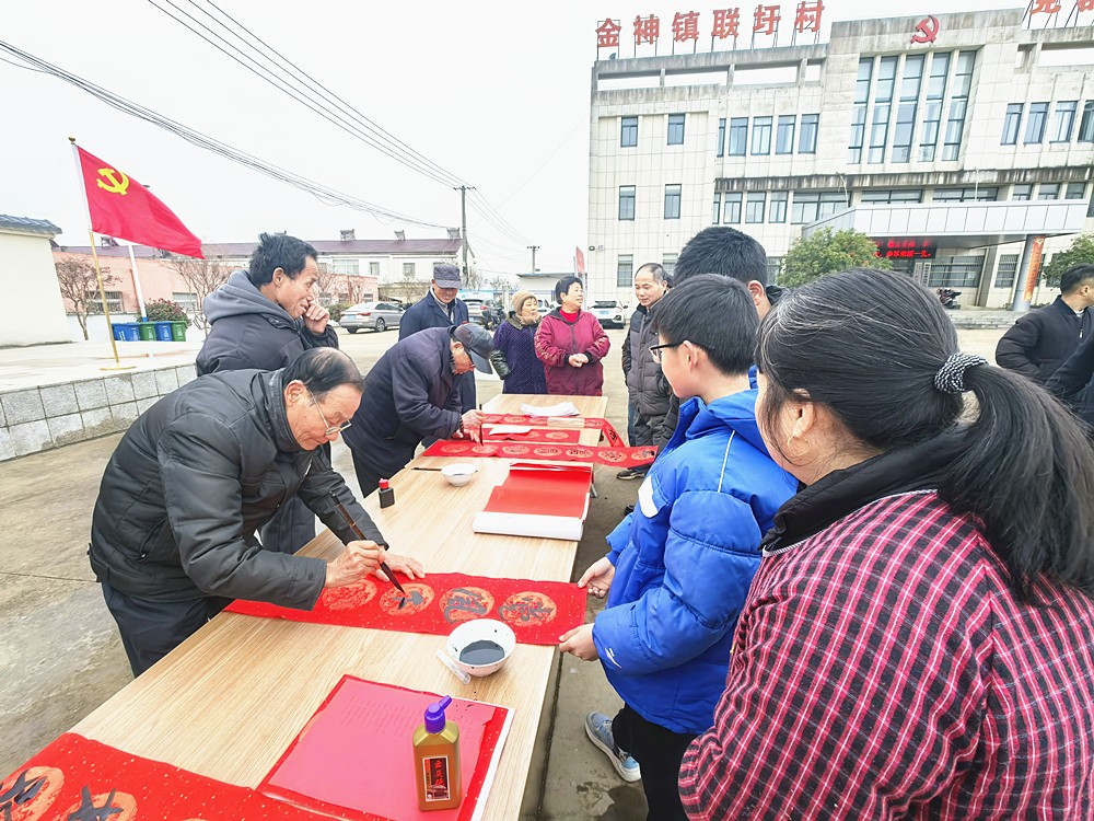 图为写春联现场_副本.jpg