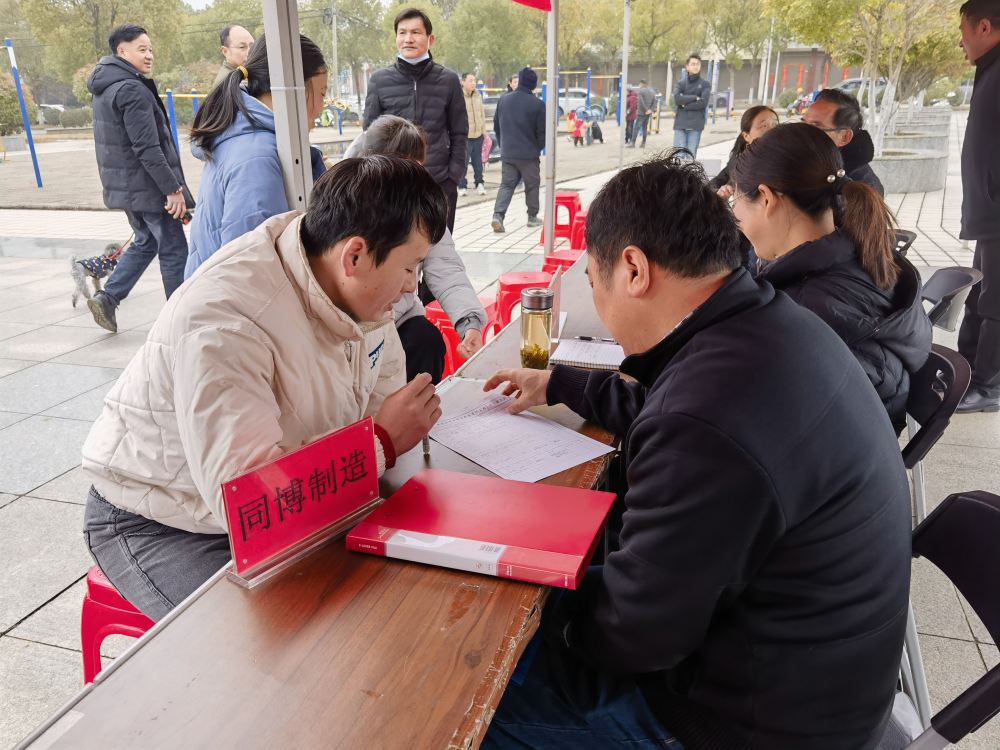 /uploads/image/2025/02/05/e0dc67471bc2666c81d3c098a7f080d3.png 图为求职者咨询岗位情况(1).png