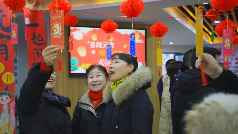 /uploads/image/2025/02/11/45c06506522a7e51337a334e96490bfe.jpg 图为居民们正在一起合力猜灯谜.jpg