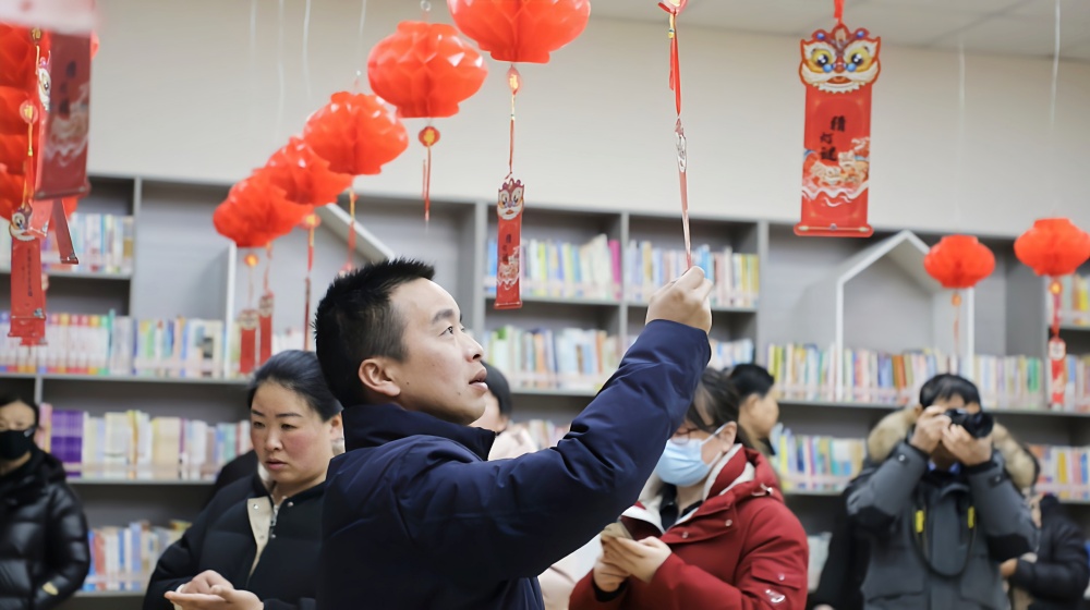 /uploads/image/2025/02/11/8692fcfe7c0ba0c678e88ce37dc9afca.jpg 图为猜灯谜现场1.jpg