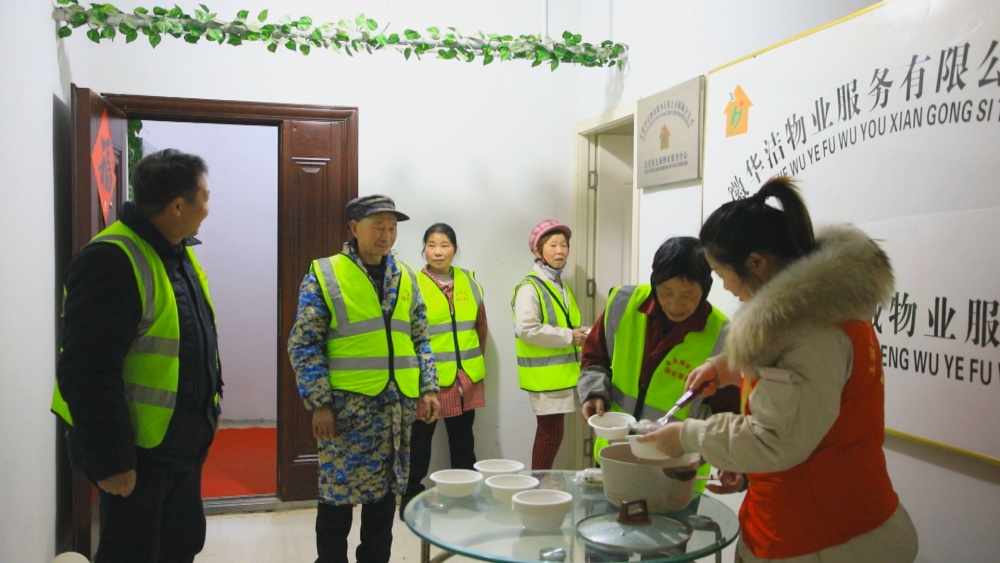 /uploads/image/2025/02/11/bba6510139a2e83a27734f17be4176d7.jpg 图为社区工作人员将热气腾腾献给社区环卫和保安等工作人员.jpg