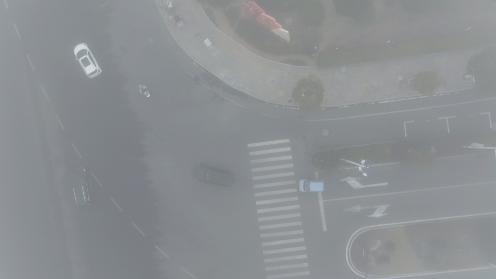 图为大雾弥漫下城区道路.jpg