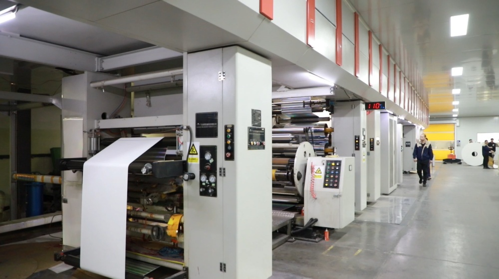 /uploads/image/2025/02/21/765711b84e9093f3ed955993d03001a7.jpg 安徽顺彤包装材料有限公司生产车间一角.jpg