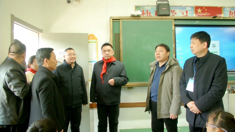 在北街小学视察.jpg