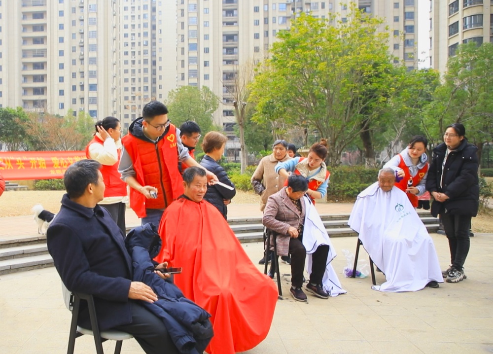 /uploads/image/2025/03/03/68db2c1edb2dbf1918189f17b13b3b96.jpg 图为学雷锋义剪活动现场1.jpg