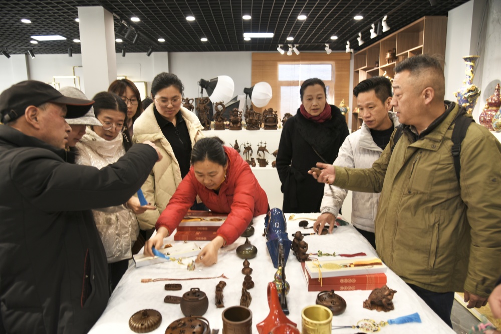 /uploads/image/2025/03/10/356e3a4547ec5fea2c815cb9f6a12948.jpg 参观徽煌工艺品有限公司_副本.jpg