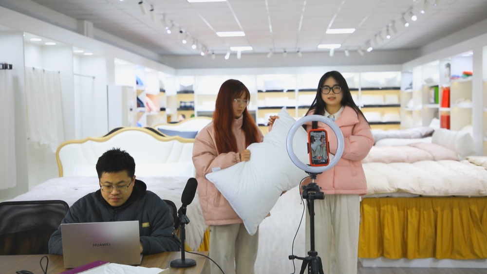 /uploads/image/2025/03/10/5fef1dbeb7a8c625c6888c2ec3c8d6c3.jpg 图为徽中弘鑫源纺织股份有限公司外贸直播正在带货直播.jpg