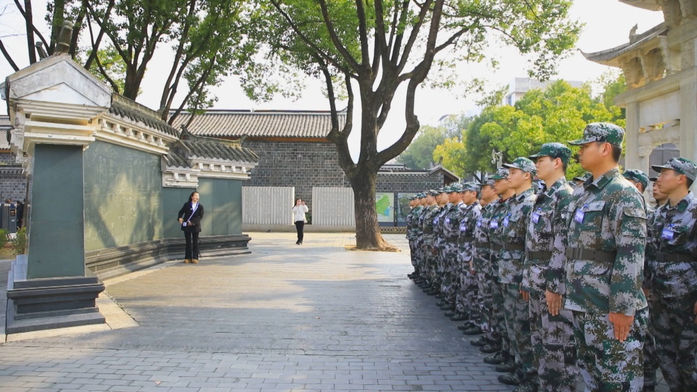 /uploads/image/2025/03/12/ddc14e00f1a94168df964a1d8eab2635.jpg 图为预定新兵在六尺巷接受役前教育2.jpg