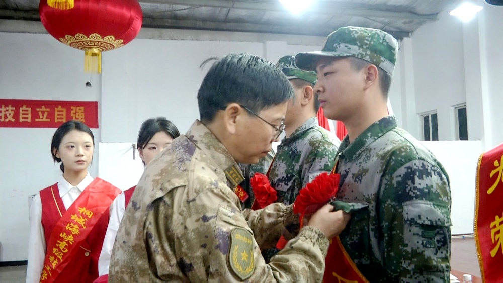 /uploads/image/2025/03/13/01d128d82e2e77d6d2f3eb72e6082baa.jpg 戴红花.jpg