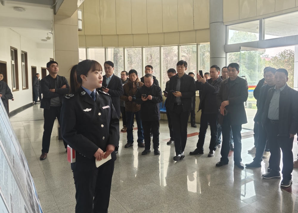 /uploads/image/2025/03/17/9fa7975097110538ae0fece30573365f.jpg 图为与会人员观摩现场1.jpg