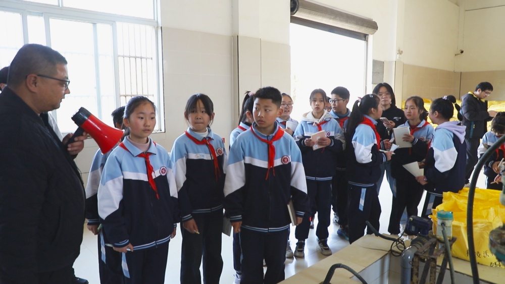 /uploads/image/2025/03/21/38d9422ff5ae6497b1ff9f3f34f5779d.jpg 图为学生们在市第三水厂工作人员的讲解下参观自来水制水流程2.jpg