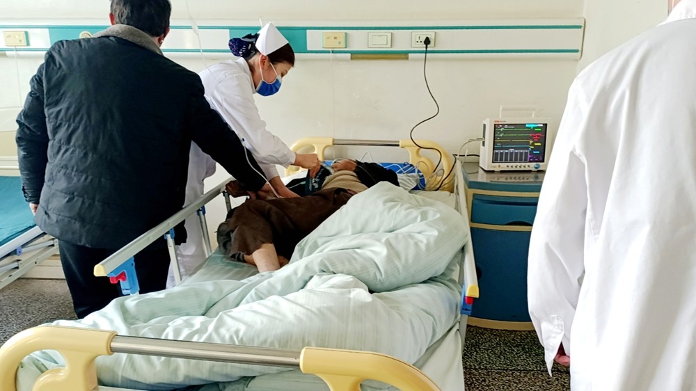 图为老人在住院治疗_副本.jpg