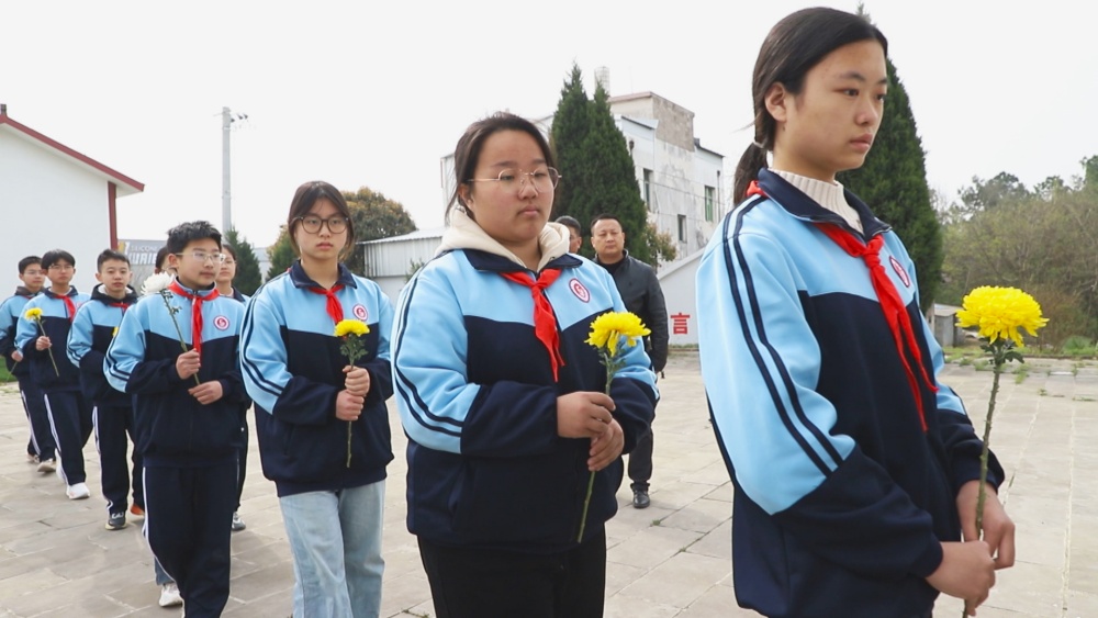 图为参加活动的学生正在向革命烈士敬献鲜花.jpg