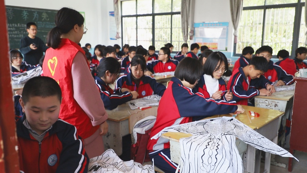 /uploads/image/2025/04/02/1c12e1659b010eb685d7d75697439c10.jpg 图为学生们正在巧手绘纸鸢2.jpg