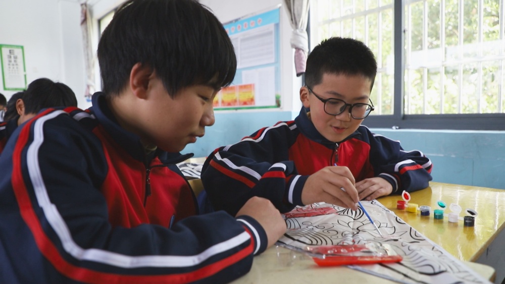 /uploads/image/2025/04/02/4098259092b3821f08a04463e2ecf6cc.jpg 图为学生们正在巧手绘纸鸢.jpg