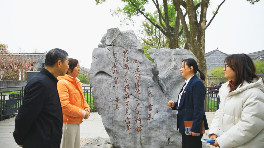 图为乔丽娟（右二）正在让墙诗太湖石前，借用六尺巷礼让精神调解居民矛盾。.jpg