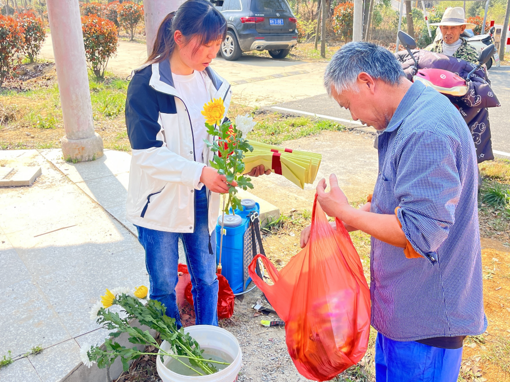 /uploads/image/2025/04/03/e04df3f80903f1dfd8e9724a41e6ab9b.png 鲜花换取群众手中的香纸祭祀用品_副本.png