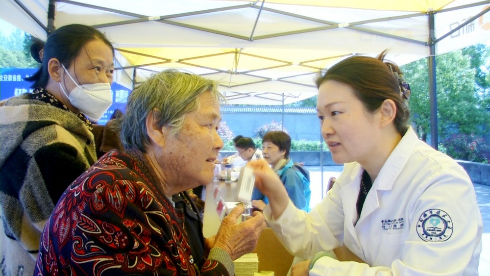 /uploads/image/2025/04/14/aaba39f95124cd84b68077940a13da63.jpg 义诊现场免费发放药品.jpg