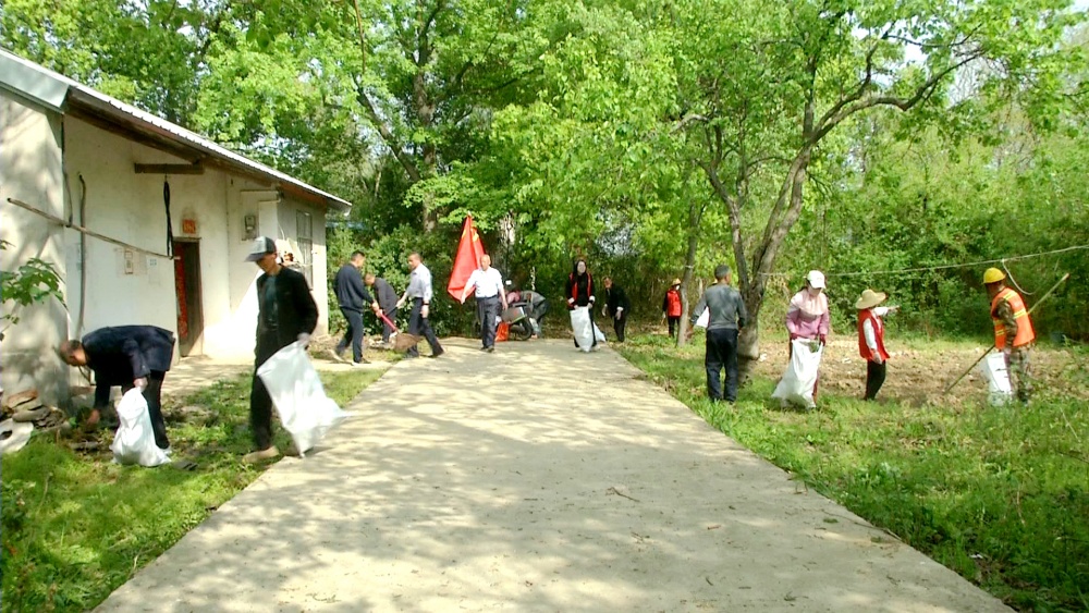 /uploads/image/2025/04/16/d10f9dc4ca0f3b4ac877af1fdb9222f6.jpg 图为莲花村两委志愿者在清理五保户房前屋后2(1).jpg