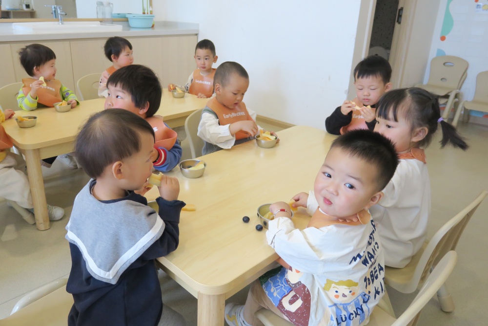/uploads/image/2025/04/23/167f1de8e5eacd136c5c40c506107b70.jpg 上午十点,小朋友们正在吃课间加餐的水果.jpg
