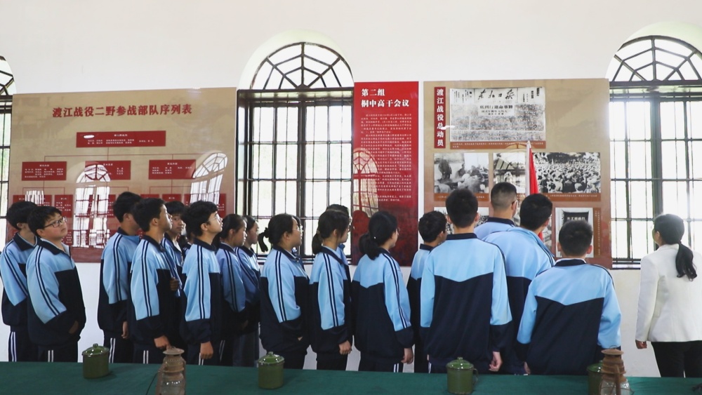 /uploads/image/2025/04/23/621647b14e1b5cb204b141f471a524c2.jpg 图为学生们正在老师的带领下参观渡江战役二野司令部旧址纪念馆.jpg