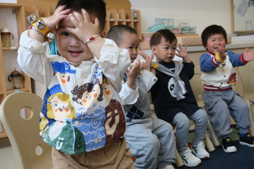 托育中心内小朋友们在玩游戏.JPG