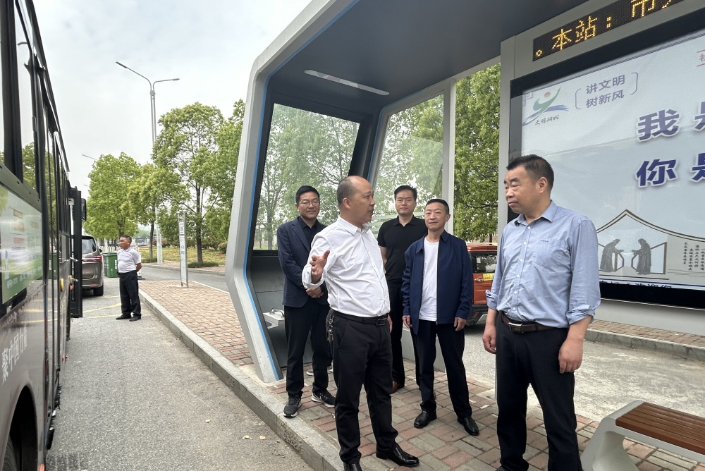/uploads/image/2025/04/24/3f9a5a6a450bcd11e18fb223d6a84487.jpg 张先伍一行在市医院公交站调研.jpg