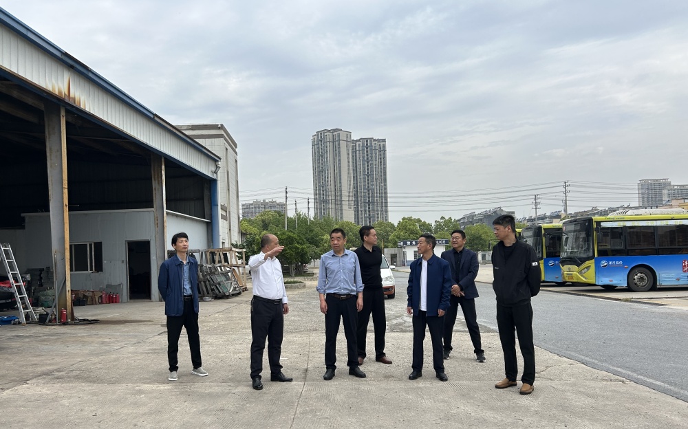 /uploads/image/2025/04/24/7b85d12503ce6f32e70a616d160c1b4c.jpg 张先伍一行在安桐公交公司调研.jpg