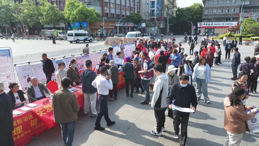 桐城市举办2025年《职业病防治法》宣传[00_01_42][20250425-103151].jpg