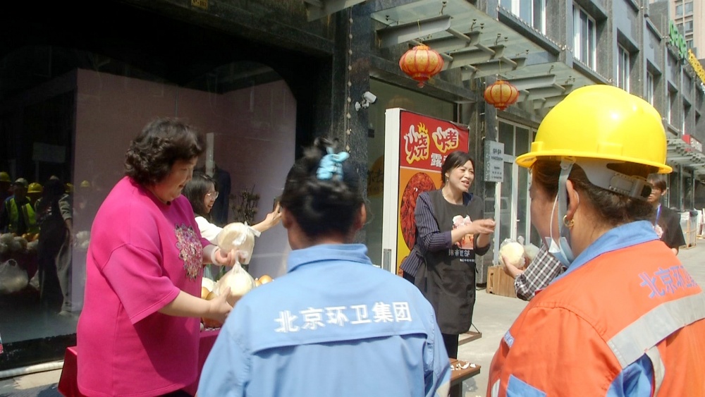 /uploads/image/2025/04/30/681d5a128e47003e92e17c5484712763.jpg 图为 给环卫工人发放馒头(1).jpg