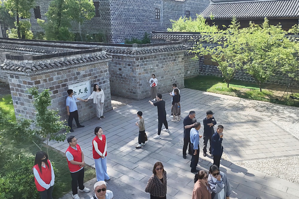 /uploads/image/2025/05/01/3c2317a49d0b6ce0efe07fb87657aa40.jpg 3、游客在六尺巷前打卡拍照_副本_副本.jpg