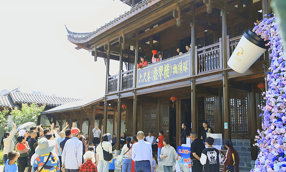 /uploads/image/2025/05/01/4ffc94293ec398fa48d5871d0f2b5cef.jpg 2、六尺巷文化街区新推出的抛绣球节目,吸引众多游客拍照打卡。_副本.jpg